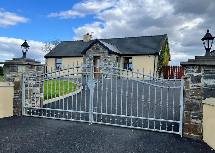3 Bedroom In Miltown Malbay Holiday home Hogan's Bridge